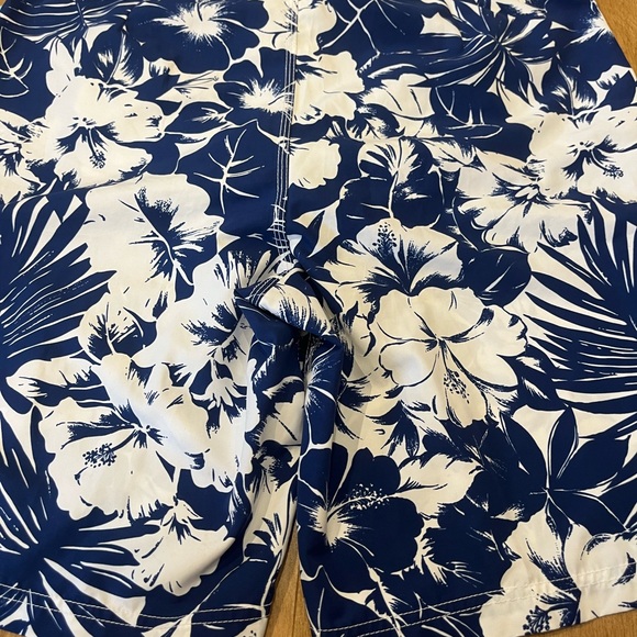 Three designer cargo Bermuda shorts for men, Nike, billabong and Tommy Hilfiger - Picture 11 of 16